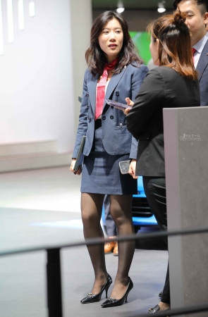 【街拍心灵】保时捷销售顾问黑丝街拍高跟美腿