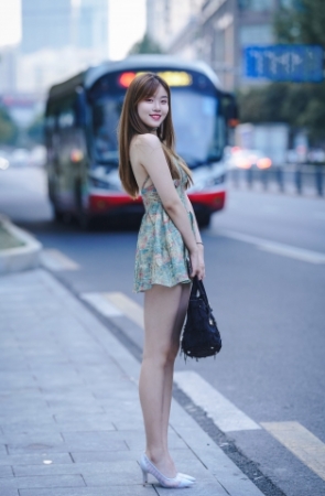 绿色小花裙美女