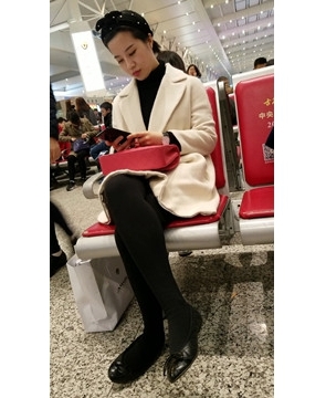 4k超清，候车室拍摄知性气质打底裤袜美女姐姐