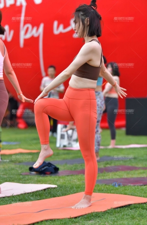 妩媚橘红紧身裤美女