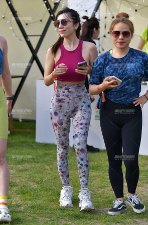 水墨荷花紧身裤美女