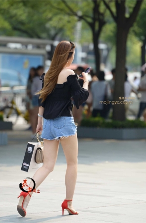 7-22一字抹肩，牛仔热裤，红色高跟凉鞋