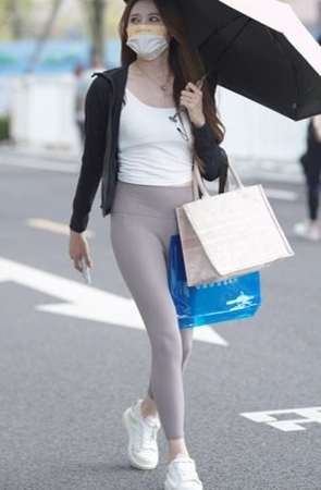 两个长腿瑜伽裤美女(110P)