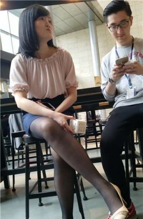 4k超清，粉衣黑丝袜美眉