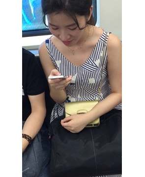 地铁上拍摄v领连衣裙小妹，一副闷闷不乐的脸