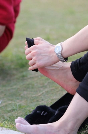 No824 速拍长发美女擦干足底，穿上性感船袜的全过程