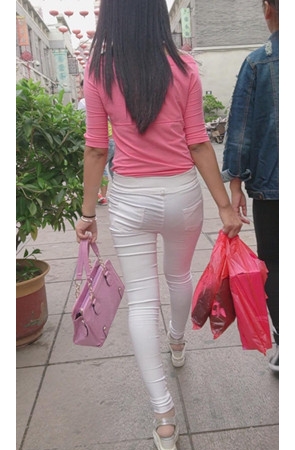 粉衣白裤小姐姐