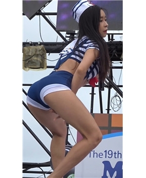 短衣热裤好身材美女饭拍秀7则