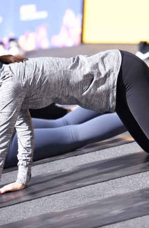 阳光下的瑜伽运动