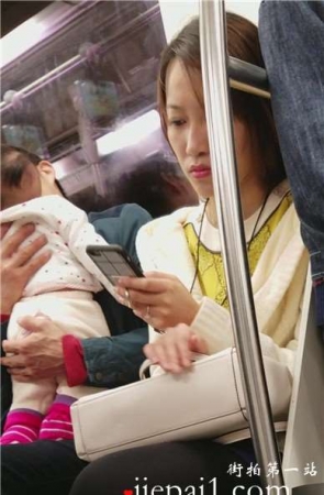 4k-地铁上遇见长腿黑丝小清新甜美妹子。