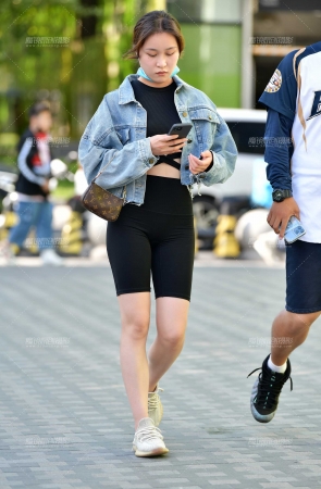 青春紧身裤美女