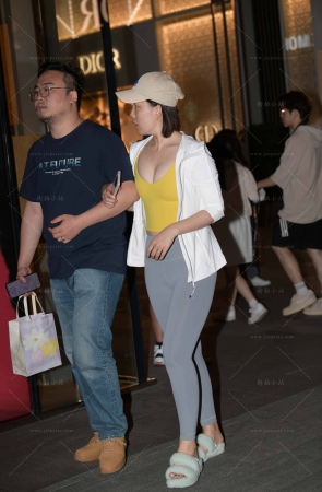 戴鸭舌帽的紧身瑜伽裤女盆友