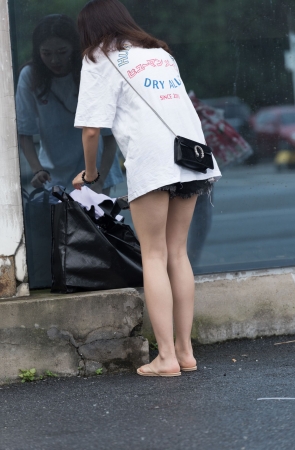 展会搭讪热裤美女