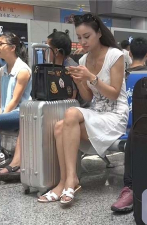 高铁候车室的拖鞋美足连衣裙美女 [371 MB/WMV]