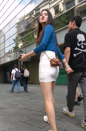 包臀白短裙长发姑娘