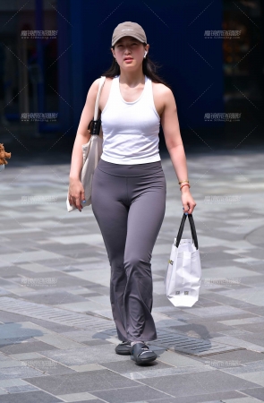 紧身裤微丰腴美女