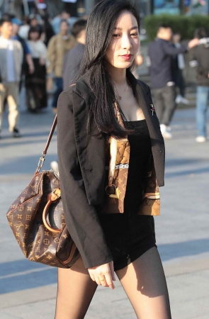 诱惑黑丝高跟街拍少妇-23P