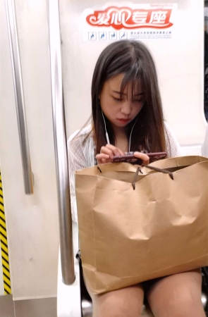 地铁上的小女子