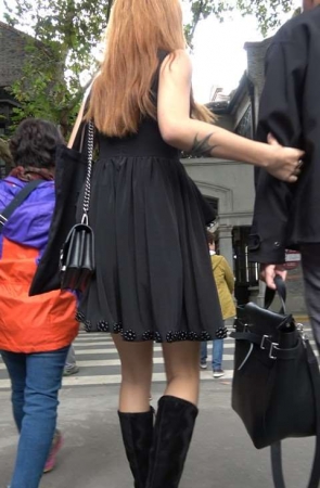 街拍黑色连衣裙美女 [1.70 GB/MP4]