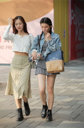 花色短裙美腿短靴