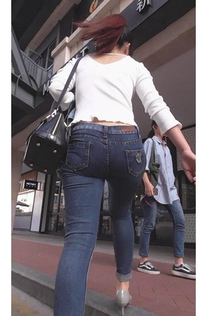 牛仔紧身裤妹子