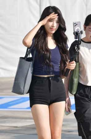 2495-21=53√热裤大白腿，拖鞋脚板底 17P