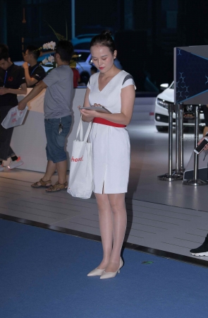 白裙红带丝 袜职工