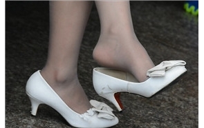 原味高跟丝足美眉，这味道绝对令人神清气爽