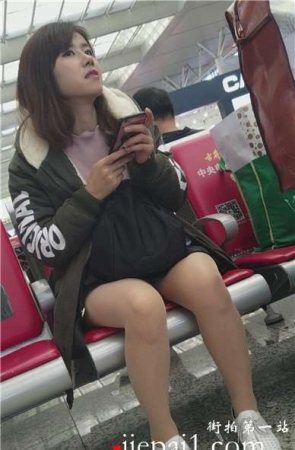 4k-高铁站候车室拍摄文静甜美小清新美腿女神姐姐。