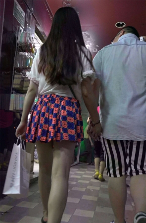 碎花连衣裙美腿美女