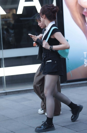 街拍黑丝妹子
