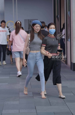 街拍带帽子的紧牛美眉