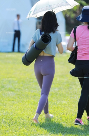 第1617篇准备上课紧身美女