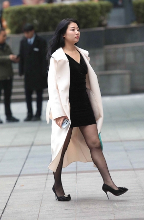 街拍黑丝高跟少妇