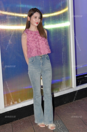 23922-38=48√楚楚动人的牛仔裤美女 17P