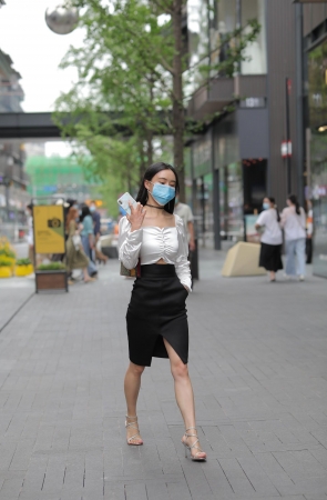 戴着口罩的气质小姐姐