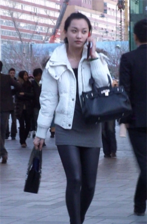 黑色紧身皮裤,好性感的美女