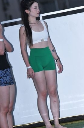 泳池边的绿色紧身短裤美女(56P)