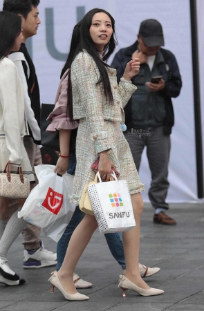 肉丝街拍高跟少妇