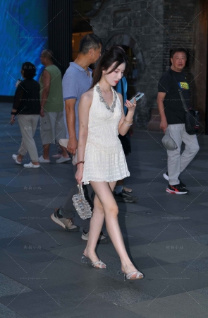 夜拍白裙白皙小姐姐