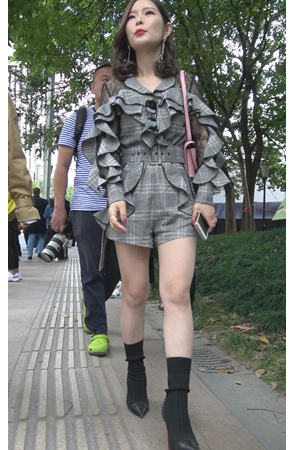 黑色短靴小姐姐