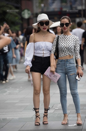 在店外的小姐姐