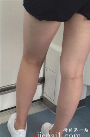 地铁上拍摄美腿美女，颜值逆天的高。