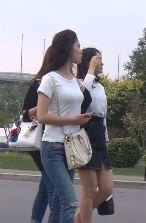 短裙长腿美女等来接她的司机