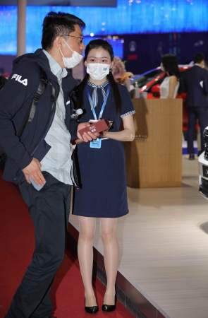 【街拍心灵】车展销 售顾问街拍肉丝踩鞋