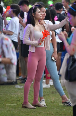 喜欢拍照瑜伽裤美女