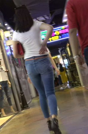 超紧蓝牛白T恤诱惑身材美女