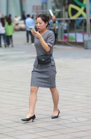 街拍肉丝高跟OL