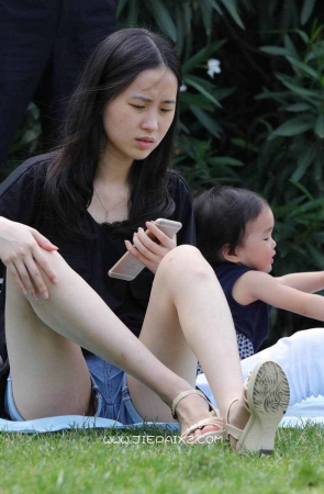 街拍热裤苗条玲珑小女子