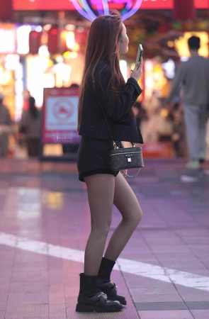 街拍黑丝少妇